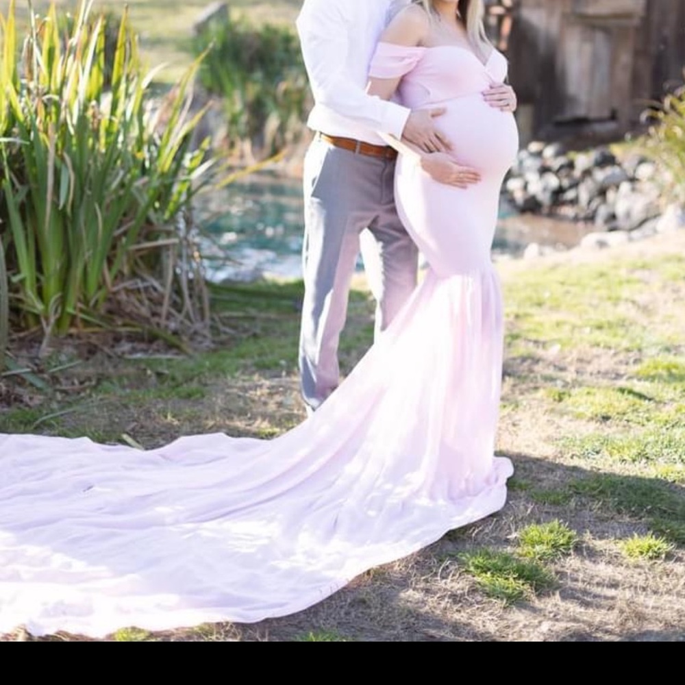Used maternity dress. Pictures. Maternity pictures. Long train